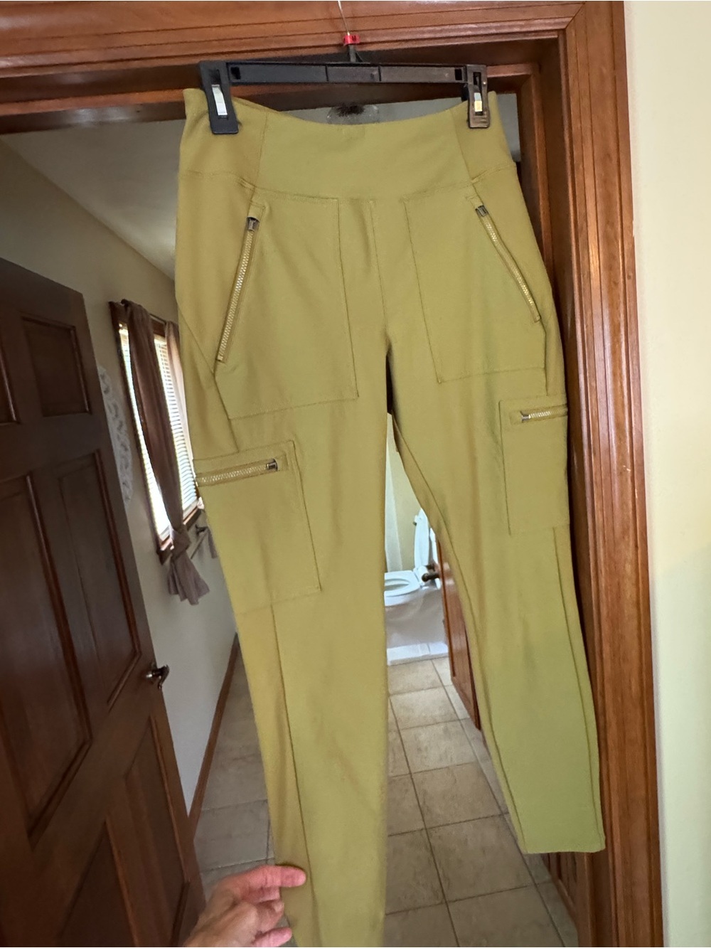 Athleta Headlands Hybrid Cargo stretch tight Women’s Pants in Olive Green
